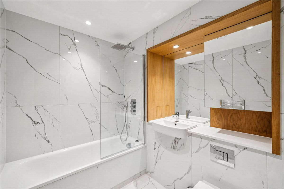 3 bedroom flat, Plough Lane, London SW17 - Available