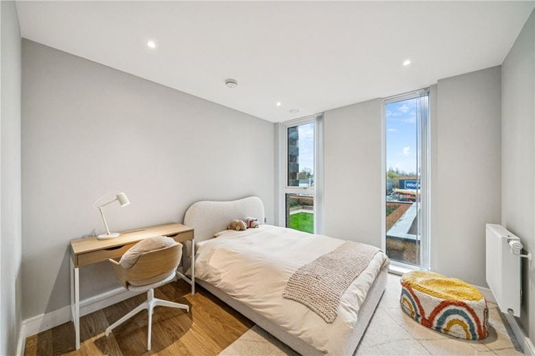 3 bedroom flat, Plough Lane, London SW17 - Available