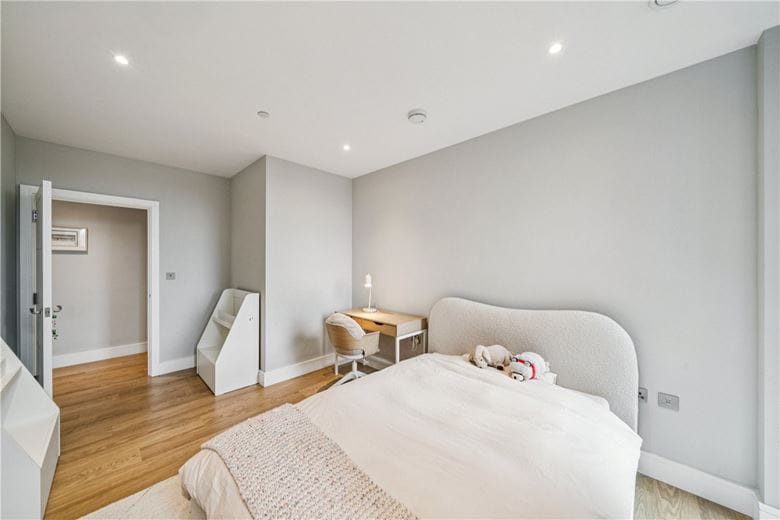 3 bedroom flat, Plough Lane, London SW17 - Available