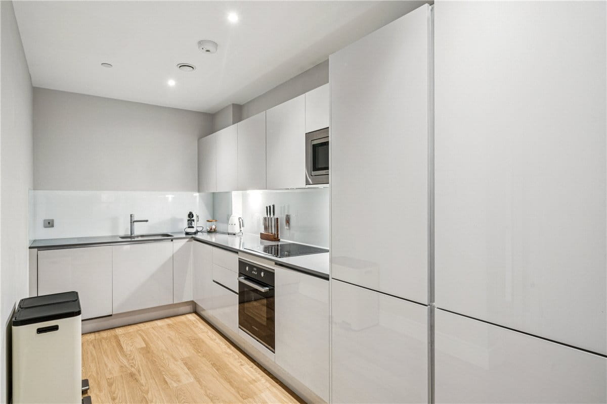 3 bedroom flat, Plough Lane, London SW17 - Available