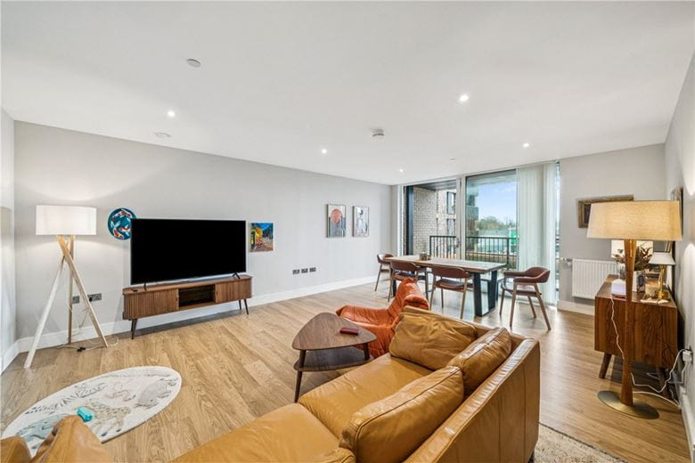 3 bedroom flat, Plough Lane, London SW17 - Available