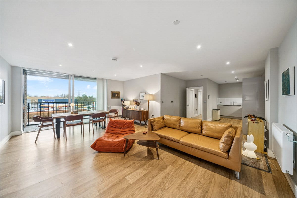 3 bedroom flat, Plough Lane, London SW17 - Available