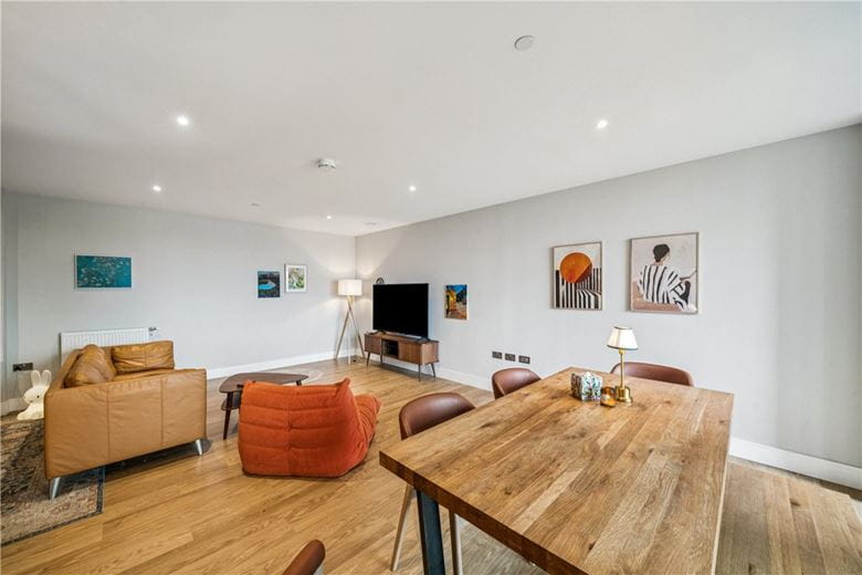 3 bedroom flat, Plough Lane, London SW17 - Available