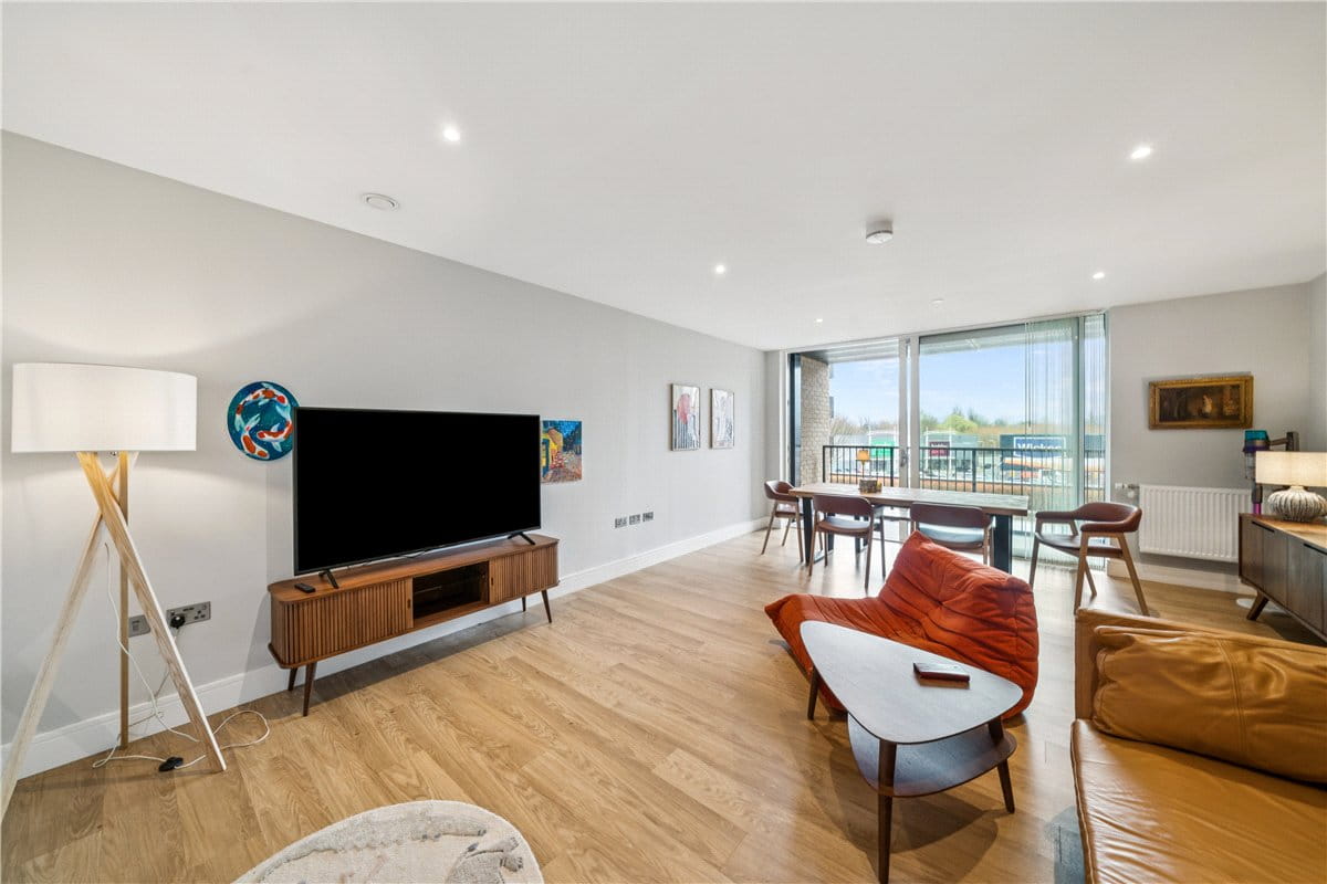 3 bedroom flat, Plough Lane, London SW17 - Available