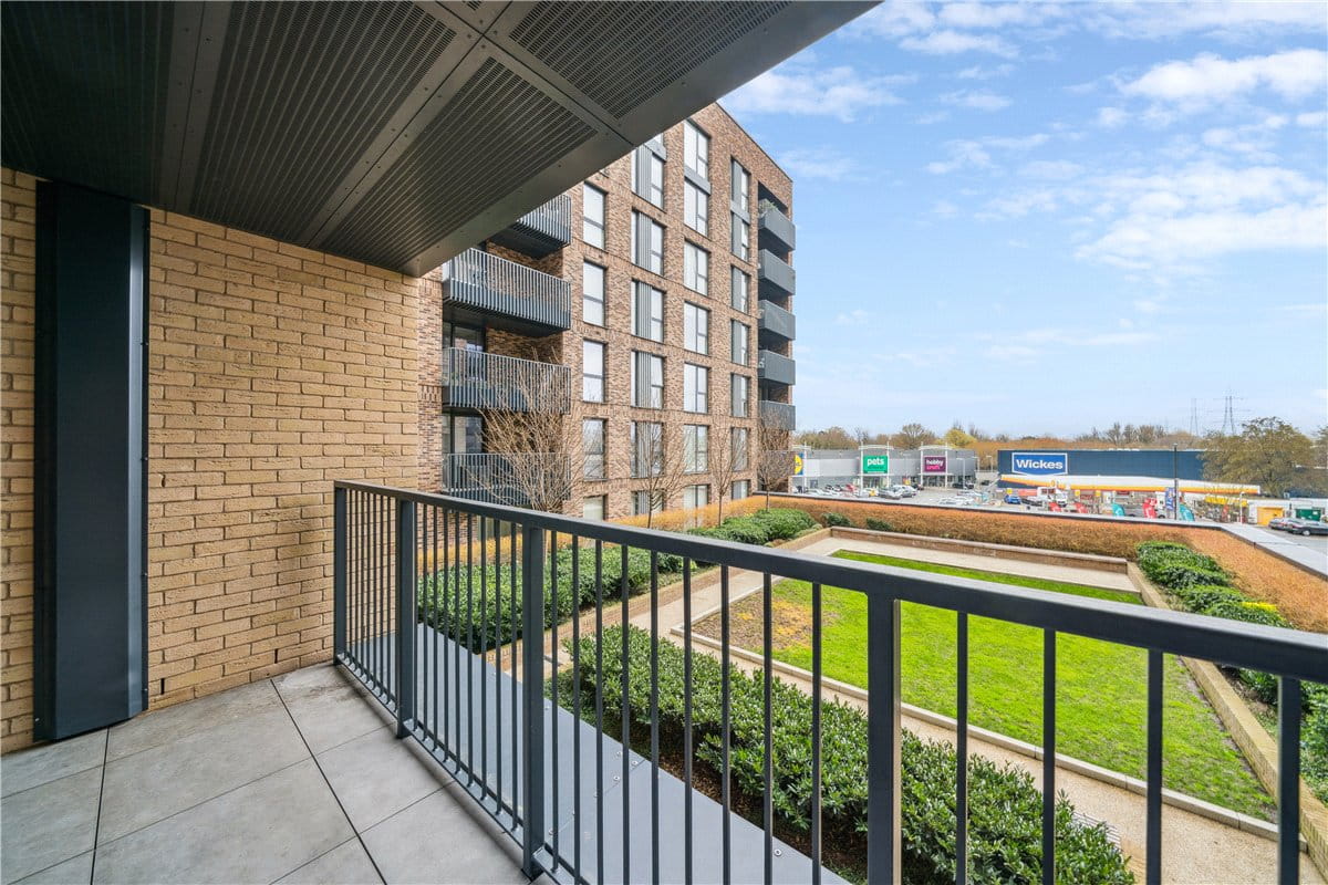 3 bedroom flat, Plough Lane, London SW17 - Available