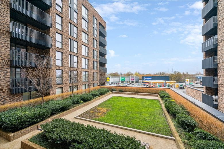 3 bedroom flat, Plough Lane, London SW17 - Available