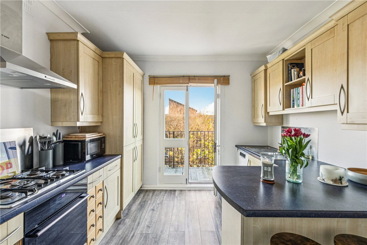 2 bedroom flat, Auckland Road, London SW11 - Let Agreed