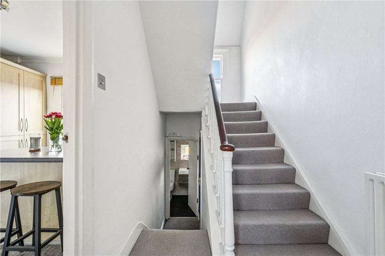 2 bedroom flat, Auckland Road, London SW11 - Let Agreed