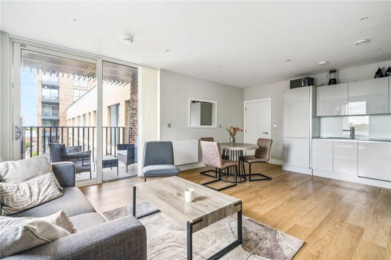 2 bedroom flat, Greyhound Parade, London SW17 - Available