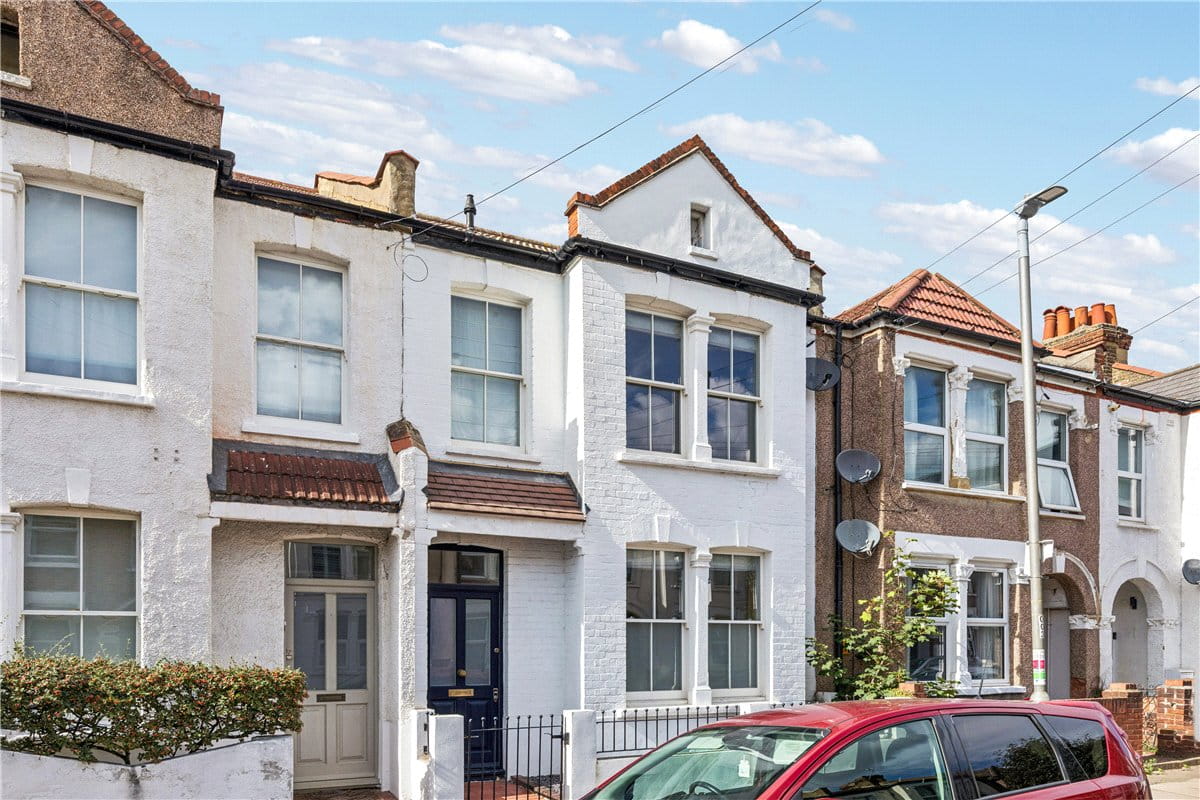 3 bedroom house, Fairlight Road, London SW17 - Available