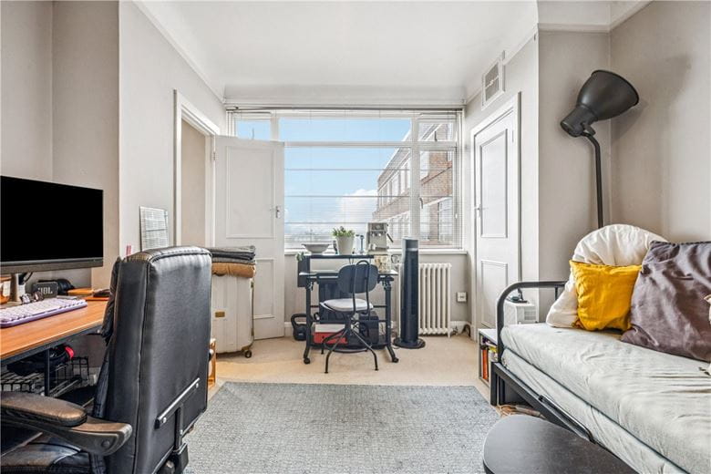 1 bedroom flat, Balham High Road, London SW17 - Available