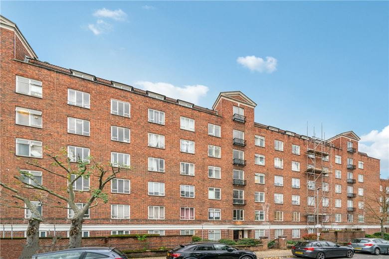 3 bedroom flat, Iron Mill Road, London SW18 - Available
