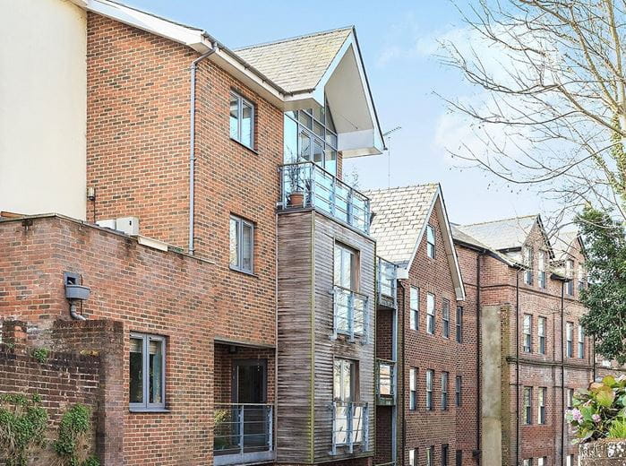 2 bedroom flat, Chilcomb Place, Highcliffe Road SO23 - Let Agreed