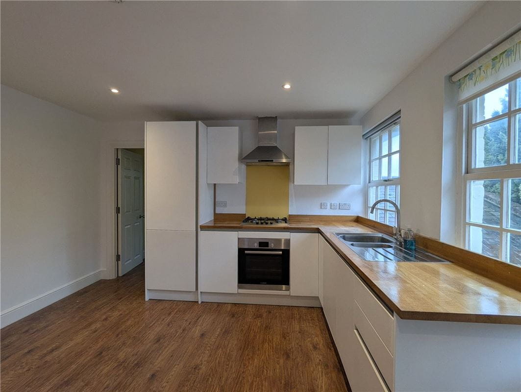 2 bedroom flat, St Cross Road, Winchester SO23 - Available