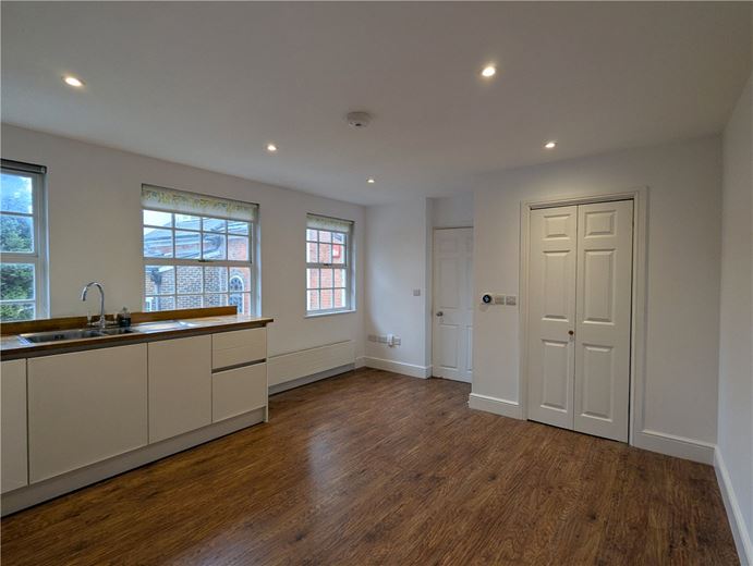 2 bedroom flat, St Cross Road, Winchester SO23 - Available