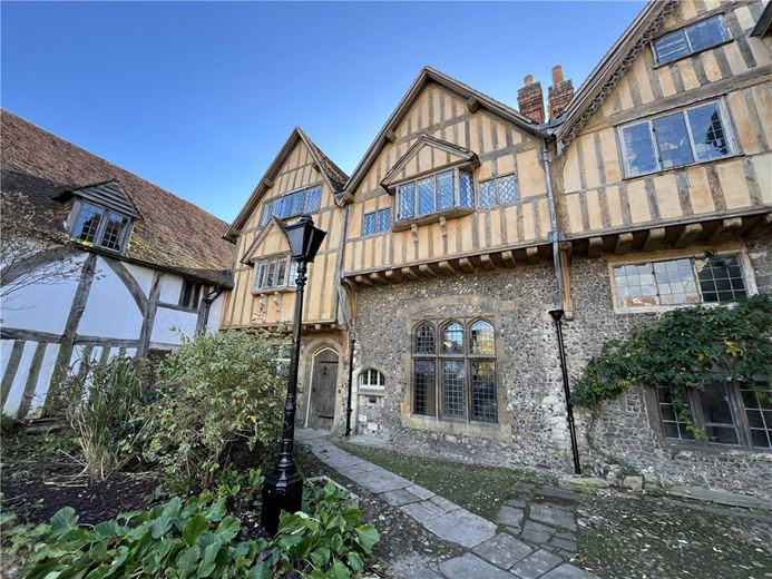 5 bedroom house, The Close, Winchester SO23 - Let Agreed