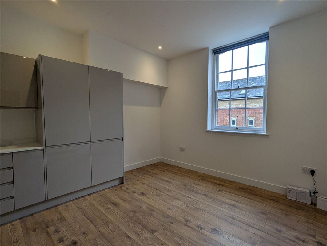 1 bedroom flat, Westgate Chambers, Staple Gardens SO23 - Available