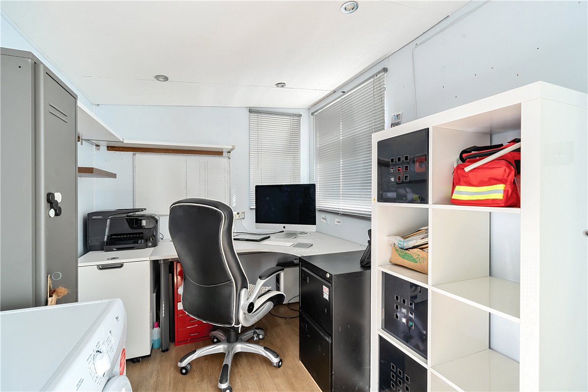 2 bedroom flat, Dawn Gardens, Winchester SO22 - Available