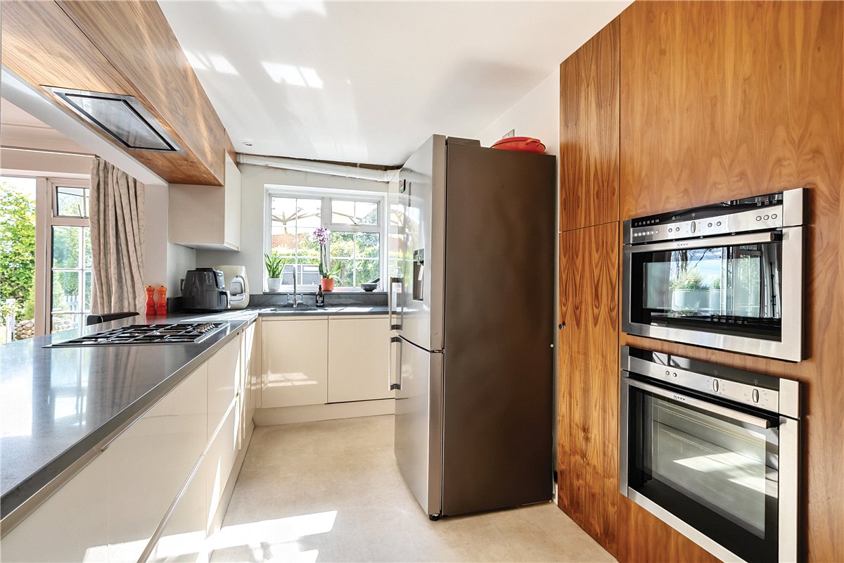 2 bedroom flat, Dawn Gardens, Winchester SO22 - Available