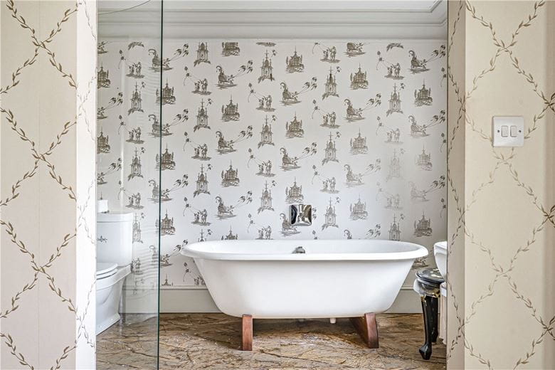 3 bedroom flat, Burton Park, Duncton GU28 - Available