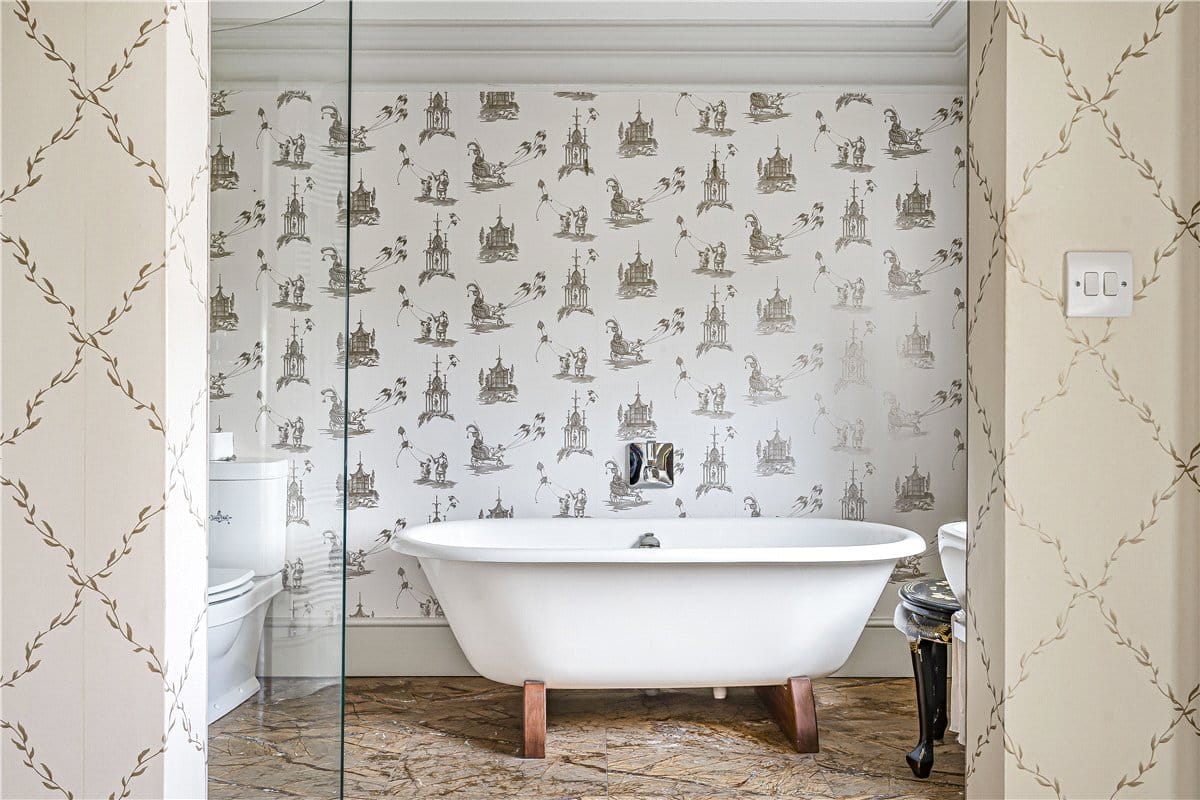 3 bedroom flat, Burton Park, Duncton GU28 - Available