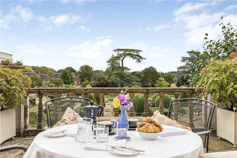 3 bedroom flat, Burton Park, Duncton GU28 - Available