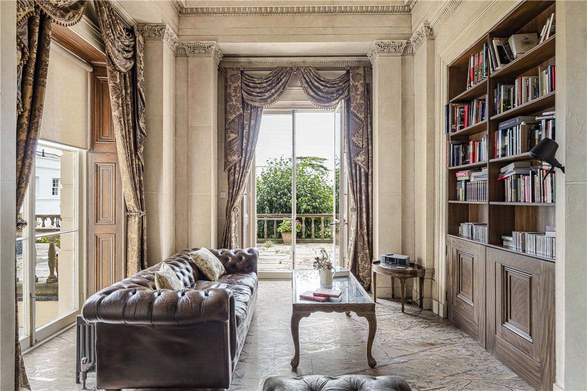 3 bedroom flat, Burton Park, Duncton GU28 - Available