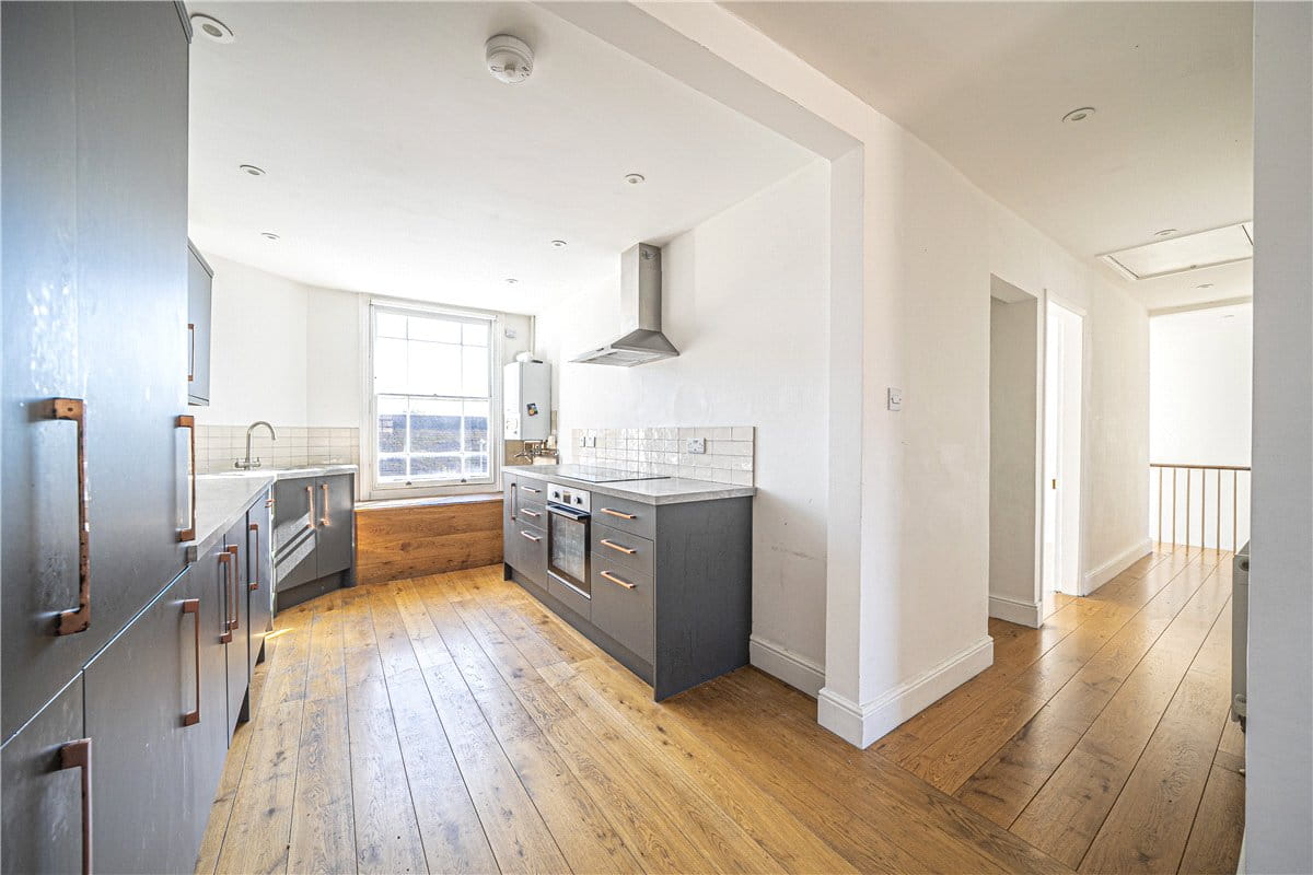 3 bedroom flat, Hyde Street, Winchester SO23 - Available