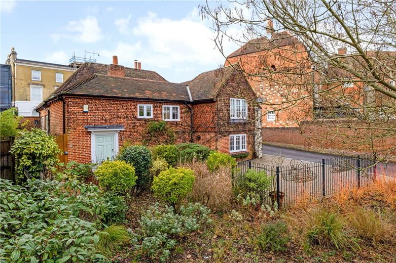 3 bedroom house, St. Cross Road, Winchester SO23 - Available