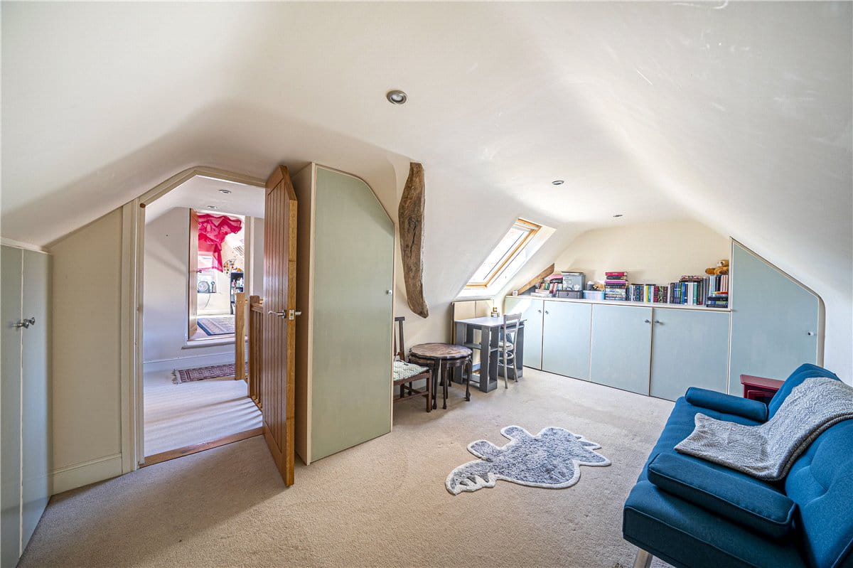 5 bedroom house, West Street, Hambledon PO7 - Available