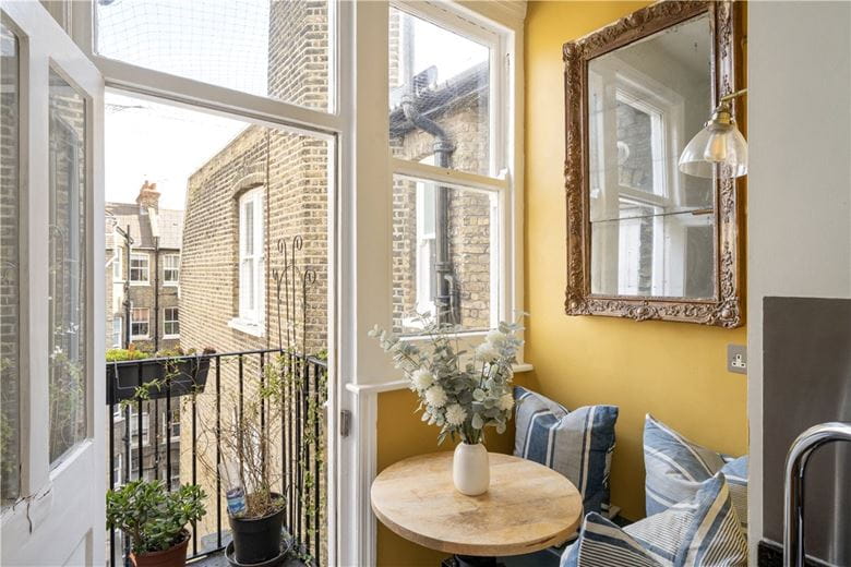 2 bedroom flat, Prince of Wales Drive, London SW11 - Available