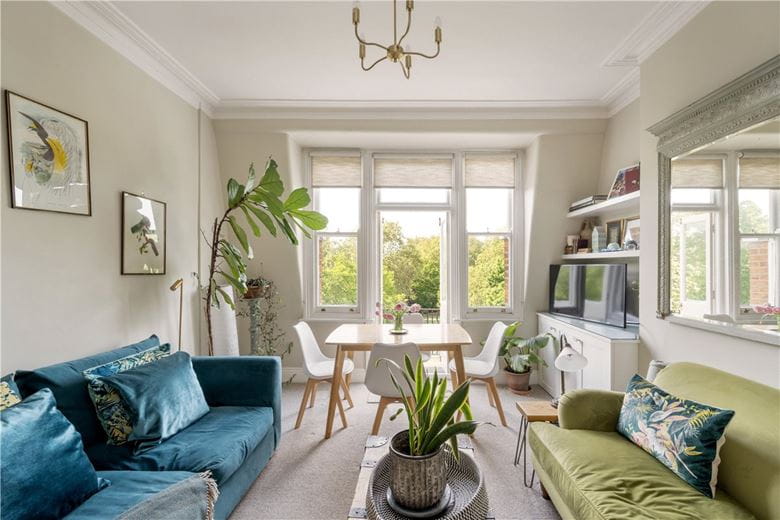 2 bedroom flat, Prince of Wales Drive, London SW11 - Available