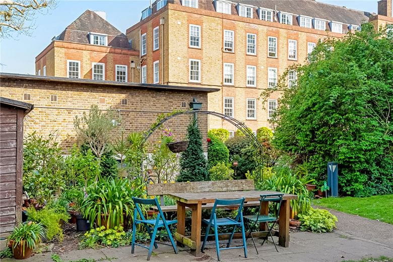 1 bedroom flat, Vicarage Crescent, London SW11 - Available