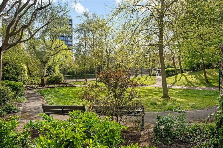 1 bedroom flat, Vicarage Crescent, London SW11 - Available