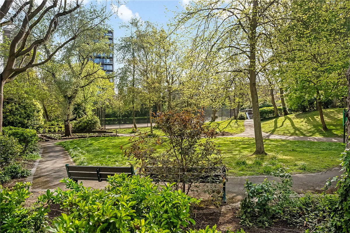 1 bedroom flat, Vicarage Crescent, London SW11 - Available