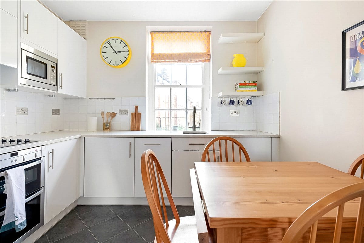1 bedroom flat, Vicarage Crescent, London SW11 - Available
