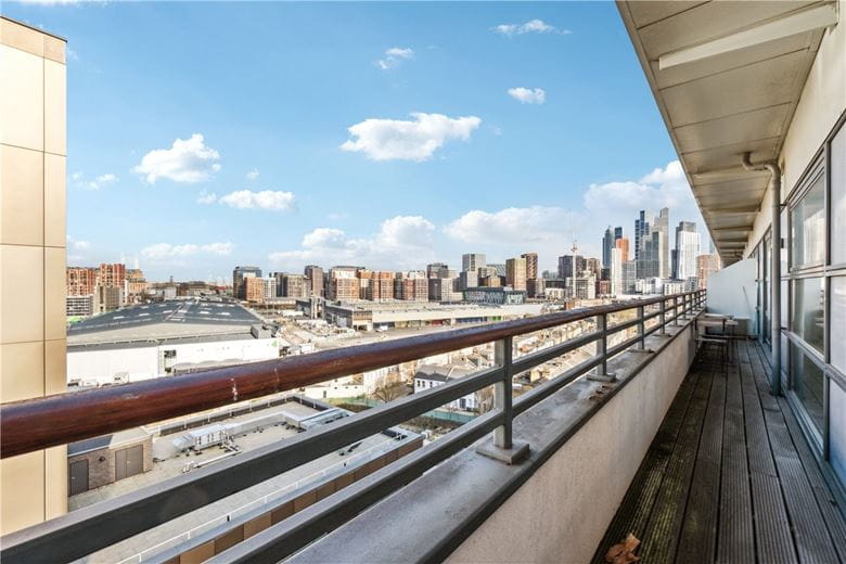 2 bedroom flat, Cornell Square, London SW8 - Available