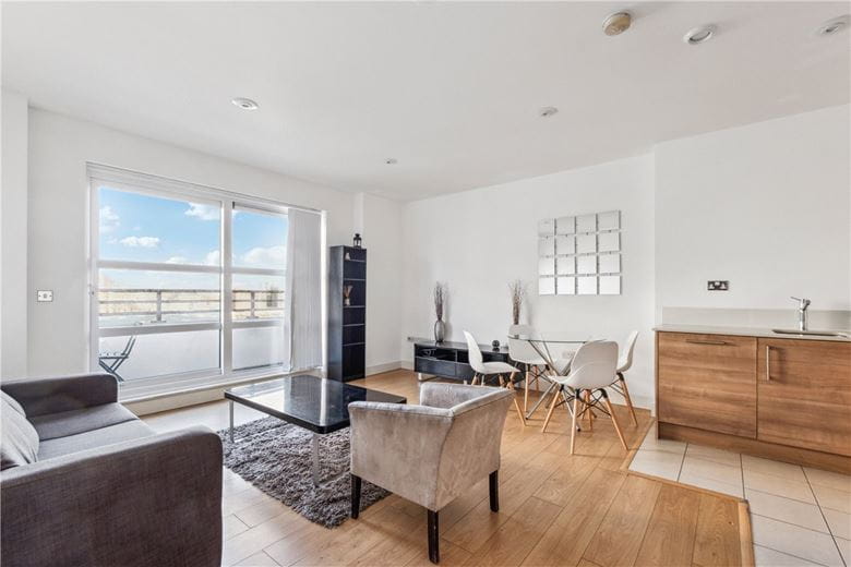 2 bedroom flat, Cornell Square, London SW8 - Available