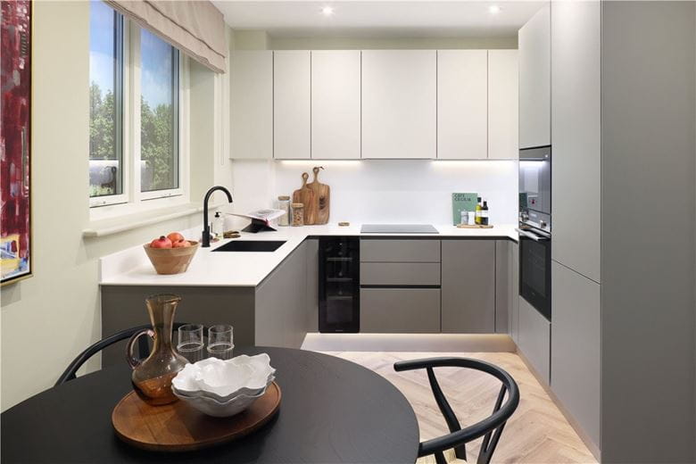 3 bedroom flat, Wandsworth Common, Springfield Drive SW17 - Available