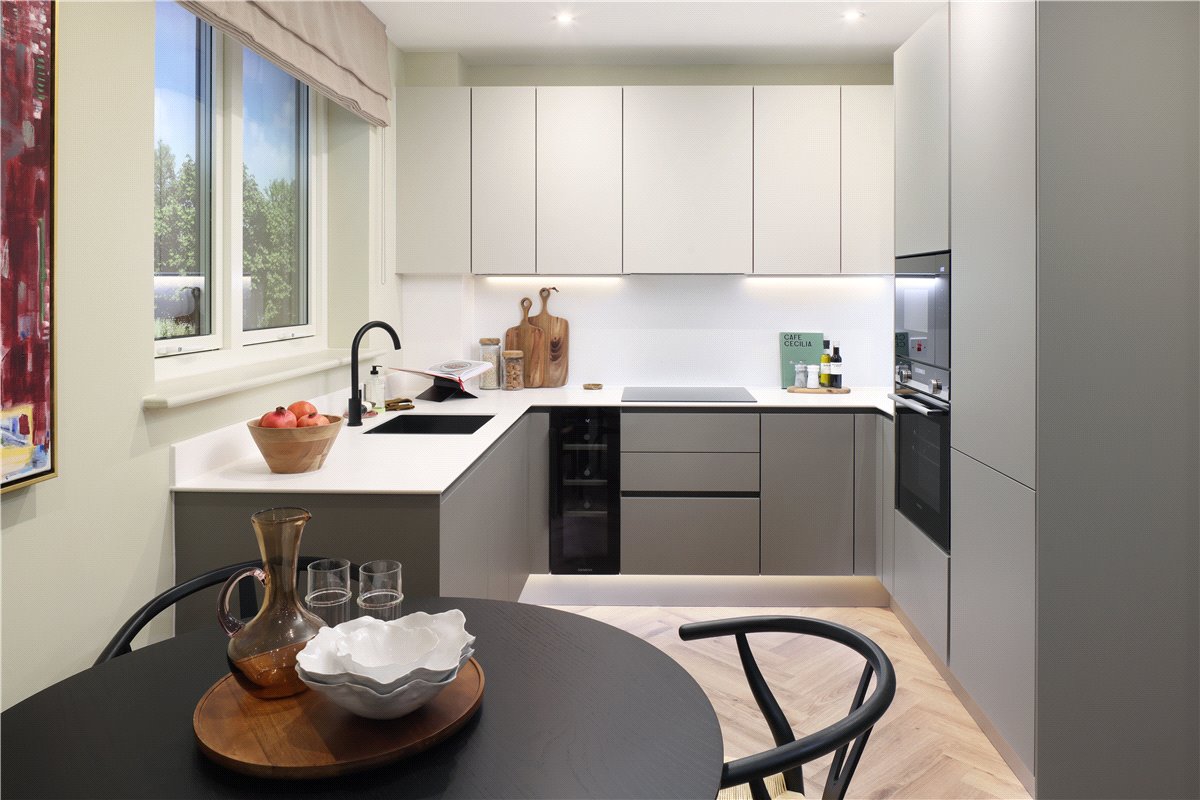 3 bedroom flat, London Square Wandsworth Common, Springfield Drive SW17 - Available