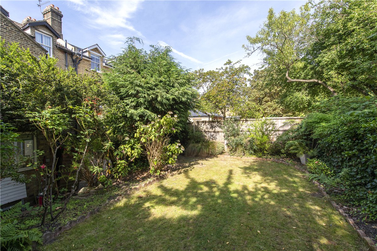 2 bedroom flat, Earlsfield Road, London SW18 - Sold STC