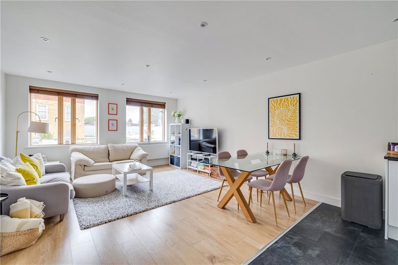 2 bedroom flat, Clapham Common South Side, London SW4 - Available