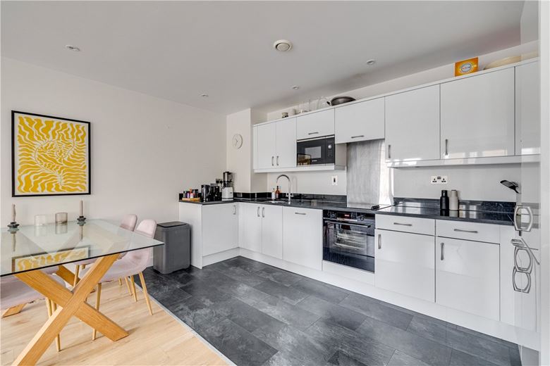 2 bedroom flat, Clapham Common South Side, London SW4 - Available