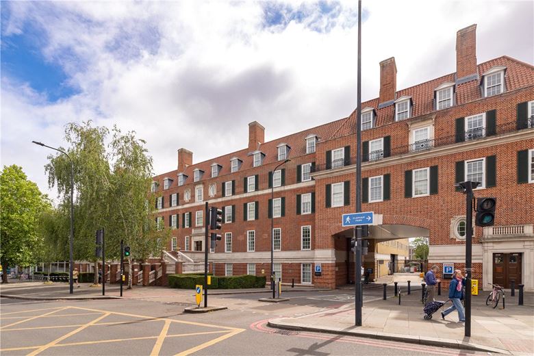 2 bedroom flat, Clapham Common South Side, London SW4 - Available