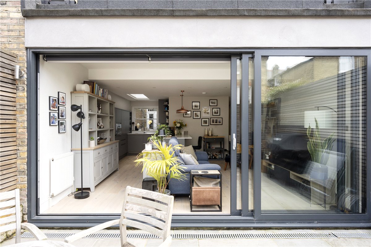 3 bedroom flat, Nightingale Triangle, Balham SW12 - Sold