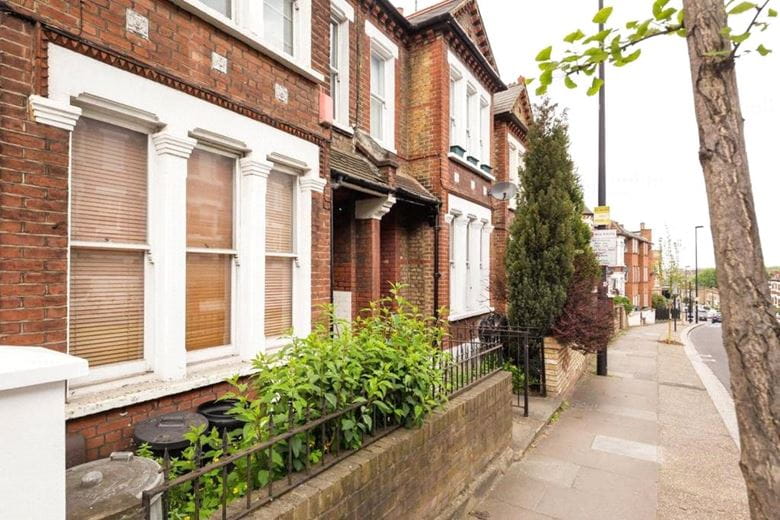 1 bedroom flat, Latchmere Road, Battersea SW11 - Available