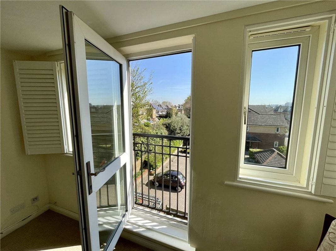 1 bedroom flat, Naples Court, 72 St. James's Drive SW12 - Available