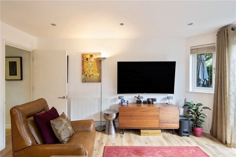 2 bedroom flat, St. James's Drive, Wandsworth Common/Balham SW12 - Sold STC