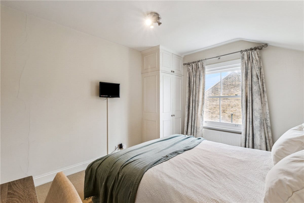2 bedroom flat, Geraldine Road, London SW18 - Sold