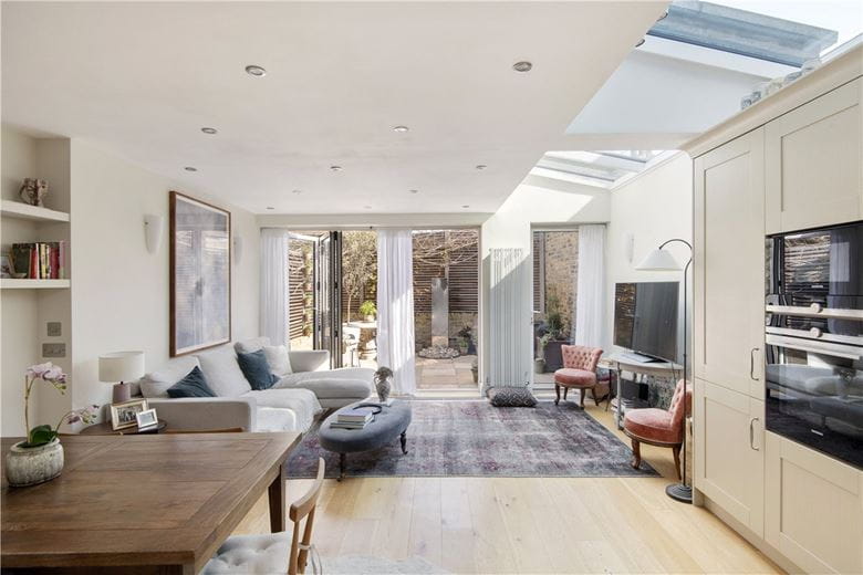 2 bedroom flat, Webb's Road, London SW11 - Available